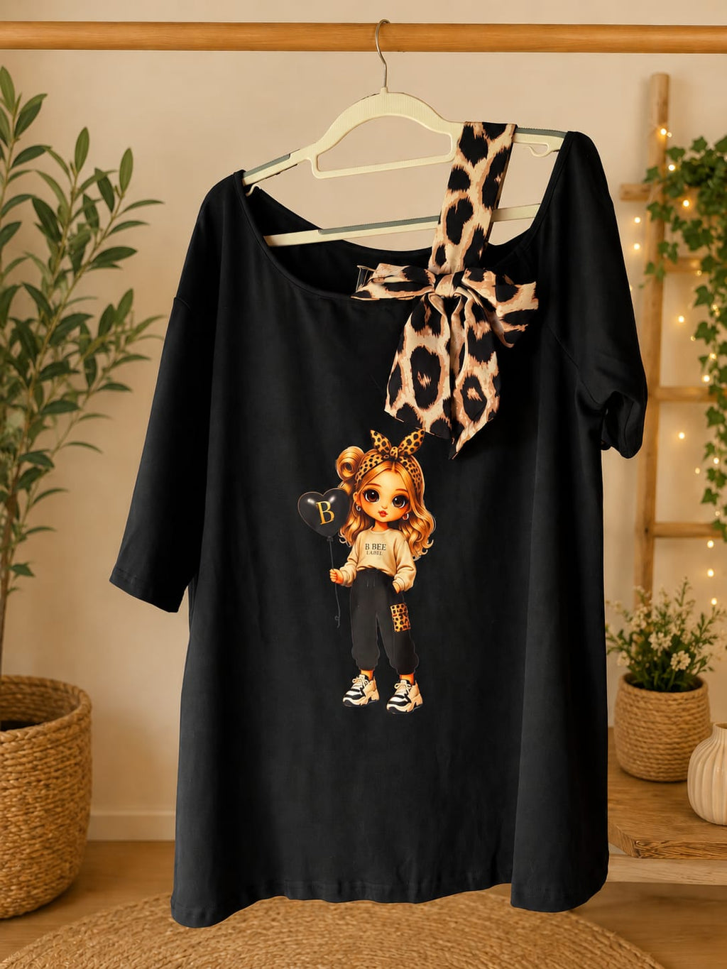 Leo & Leonie – Damen-Shirt mit Leo-Schleife