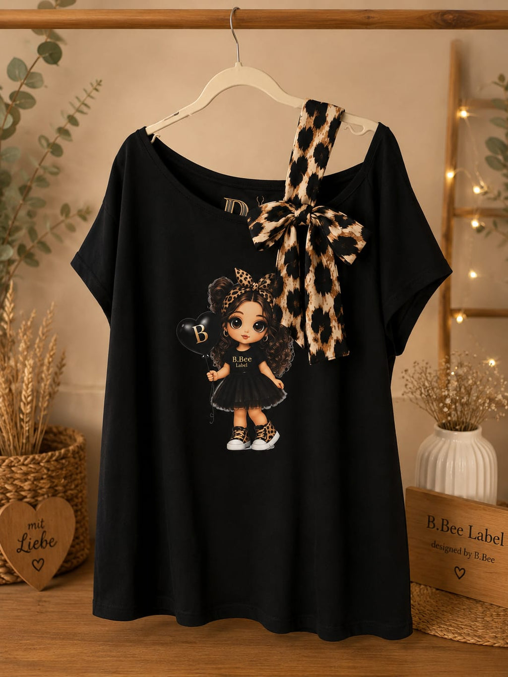 Leo & Leonie – Damen-Shirt mit Leo-Schleife