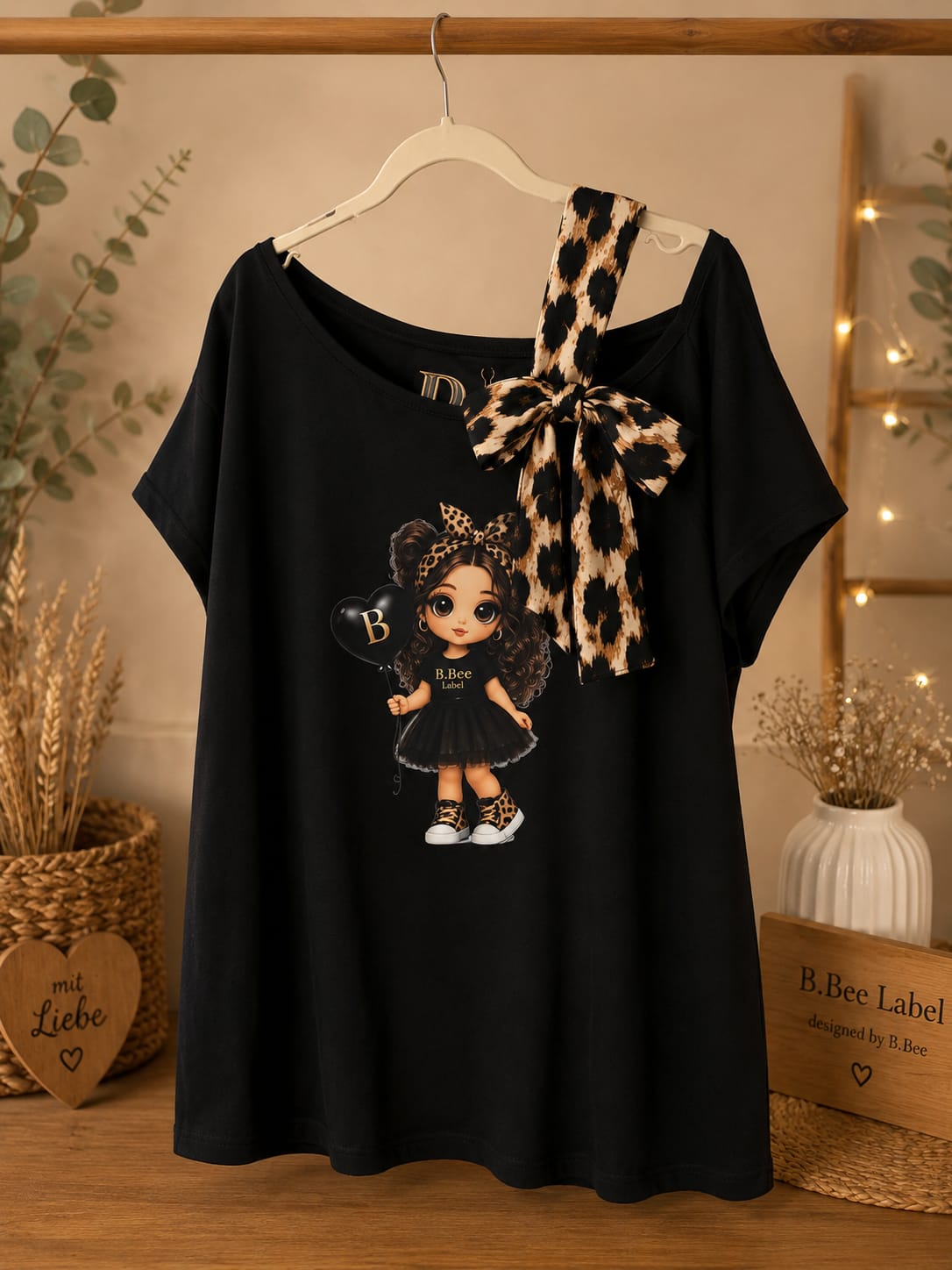 Leo & Leonie – Damen-Shirt mit Leo-Schleife