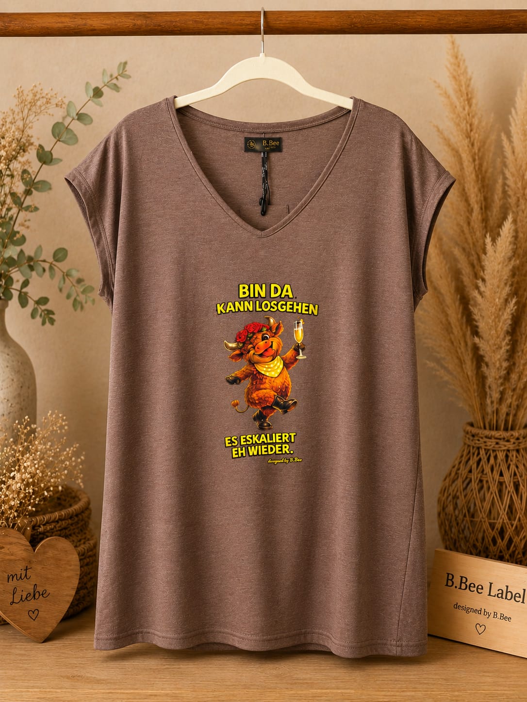 Teah die Kuh – Damen-Shirt „Bin da, kann losgehen. Es eskaliert eh wieder.“